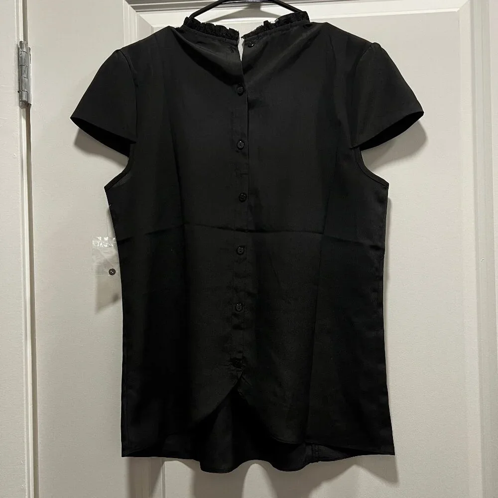 Modcloth Top Women's Medium Short Sleeve with Buttoned Back in Black - Picture 5 of 5